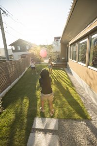 長いベンチで物思いにふける平屋